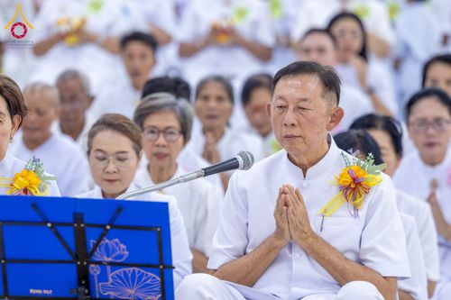 ภาพ No.160797:พิธีเจริญพระพุทธมนต์ และปิดแผ่นทองรูปเหมือน พระเดชพระคุณพระมงคลเทพมุนี (สด จนฺทสโร) พระผู้ปราบมาร จำนวน 3 องค์ วันเสาร์ที่ 5 ตุลาคม พ.ศ. 2567 ณ อาคารปลูกศรัทธา 2 (ชานชลาเดิม) วัดพระธรรมกาย อ.คลองหลวง จ.ปทุมธานี