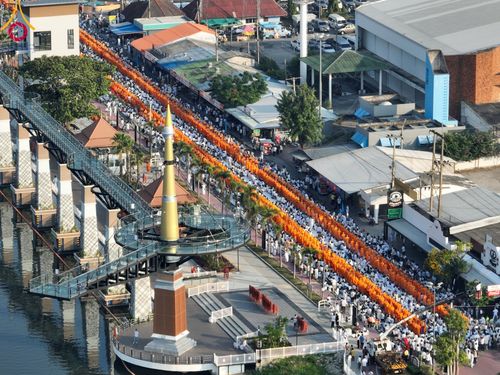 ภาพ No.101762:ตักบาตรพระ 10,000 รูป เติมบุญให้แผ่นดิน เนื่องในโอกาส 192 ปี จังหวัดกาญจนบุรี หนึ่งในโครงการตักบาตรพระ 2,000,000 รูป  77 จังหวัดทุกวัดทั่วไทย วันจันทร์ที่ 11 ธันวาคม พ.ศ. 2566 บริเวณถนนสองแคว (SKY WALK) เมืองกาญจนบุรี