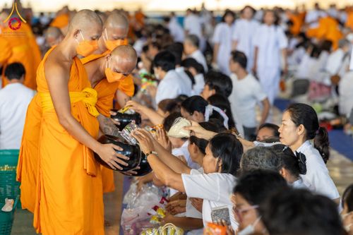 ภาพ No.133818:พิธีตักบาตร ข้าวสารอาหารแห้ง ณ บ้านแก้วเรือนทองคุณยายฯ สภาธรรมกายสากล วัดพระธรรมกาย วันอาทิตย์ต้นเดือนที่ 7 เมษายน พ.ศ. 2567