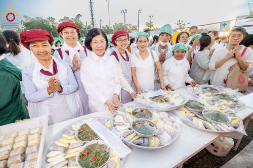 ภาพ No.196913:พิธีถวายภัตตาหารเป็นสังฆทาน แด่พระธรรมยาตรา ณ วัดโบสถ์(บน) ตำบลบางคูเวียง อำเภอบางกรวย จังหวัดนนทบุรี ในโครงการธรรมยาตรา กตัญญูบูชา มหาปูชนียาจารย์ พระมงคลเทพมุนี(สด จนฺทสโร) พระผู้ปราบมาร อนุสรณ์สถาน 7 แห่ง ปีที่ 13 วันที่ 18 มกราคม พ.ศ. 2568