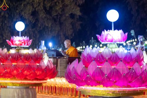 ภาพ No.170294:พิธีลอยกระทงธรรม ณ สระเศรษฐีทะเลบุญ มหาวิหารพระมงคลเทพมุนีฯ วัดพระธรรมกาย วันศุกร์ที่ 15 พฤศจิกายน พ.ศ.2567 (วันเพ็ญ 15 ค่ำ เดือน 12)