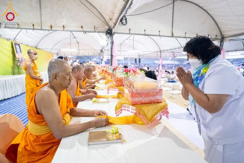 ภาพ No.199362:พิธีถวายภัตตาหารเป็นสังฆทาน แด่พระธรรมยาตรา ณ อนุสรณ์สถานบางปลา วัดบางปลา อำเภอบางเลน จังหวัดนครปฐม ในโครงการธรรมยาตรา กตัญญูบูชา มหาปูชนียาจารย์ พระมงคลเทพมุนี(สด จนฺทสโร) พระผู้ปราบมาร อนุสรณ์สถาน 7 แห่ง ปีที่ 13 วันที่ 22 มกราคม พ.ศ. 2568