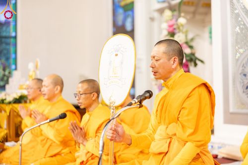 ภาพ No.96423:พิธีทอดกฐินราชันปฐพี ราชินีที่ดิน เพื่อซื้อที่ดินหลังโบสถ์ ฉลองครบรอบ 10 ปีสถาปนาโบสถ์วัดพุทธ วันอาทิตย์ที่ 19 พฤศจิกายน พ.ศ. 2566 ณ วัดพระธรรมกายนิวคาสเซิล ประเทศอังกฤษ