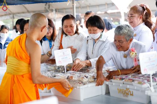 ภาพ No.127830:พิธีถวายภัตตาหารเป็นสังฆทาน แด่คณะพระธรรมยาตราฯ ในโครงการธรรมยาตราอัญเชิญพระบรมสารีริกธาตุ ประดิษฐาน ณ มหารัตนเจดีย์สิริปทุมสวรรค์ อ.บางกล่ำ จ.สงขลา วันที่ 9 มีนาคม พ.ศ. 2567