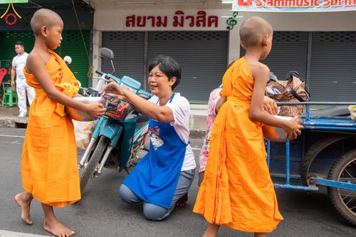 ภาพ No.62045:สามเณรจากศูนย์อบรมเยาวชนสุรินทร์ ออกบิณฑบาต รอบอำเภอเมือง จ.สุรินทร์ ในโครงการบรรพชาสามเณร ฟื้นฟูพระพุทธศาสนาทั่วไทย วันที่ 9 เมษายน พ.ศ. 2567