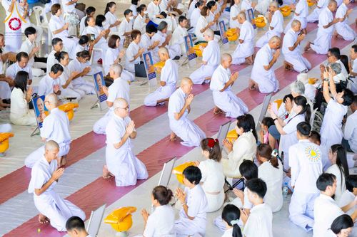 ภาพ No.321332:วันเสาร์ที่ 11 เมษายน พ.ศ.2569 พิธีขอขมาและมอบผ้าไตร โครงการอุปสมบทหมู่ บูชาธรรมหลวงพ่อธัมมชโย พ.ศ.2569 โครงการอุปสมบทหมู่ธรรมทายาท ระดับอุดมศึกษา รุ่น 53 (ภาคฤดูร้อน) ณ วัดพระธรรมกาย ปทุมธานี