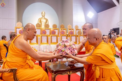 ภาพ No.230933:วันอังคารที่ 1 กรกฎาคม พ.ศ. 2568 ผู้ว่าราชการจังหวัดปทุมธานี เป็นประธานพิธีต้อนรับ สัญญาบัตร พัดยศ พระครูสัญญาบัตรสายต่างประเทศ วัดพระธรรมกาย ประจำปี พ.ศ. 2568 จำนวน 19 รูป