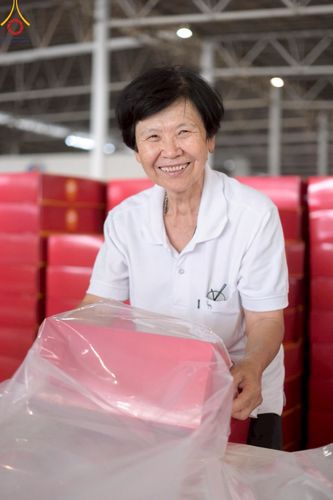 ภาพ No.214330:วันที่ 29 มีนาคม พ.ศ.2568 กิจกรรมใส่ถุงซิปกล่องไทยธรรม เพื่อรักษาความประณีตของกล่องไทยธรรม ในทุกสภาพอากาศ ณ บ้านแก้วเรือนทองคุณยาย วัดพระธรรมกาย