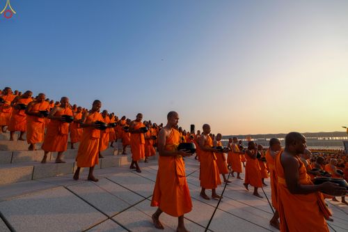 ภาพ No.279808:วันที่ 1 มกราคม พ.ศ.2569 พิธีตักบาตรในวันขึ้นปีใหม่ ณ ลานธรรม วัดพระธรรมกาย