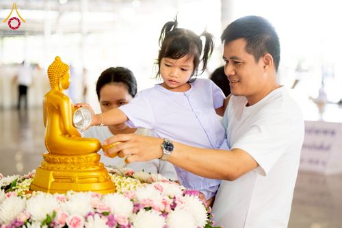 ภาพ No.215234:วันอาทิตย์ต้นเดือนที่ 6 เมษายน พ.ศ. 2568 พิธีตักบาตรข้าวสารอาหารแห้ง ณ บ้านแก้วเรือนทองคุณยาย สภาธรรมกายสากล วัดพระธรรมกาย