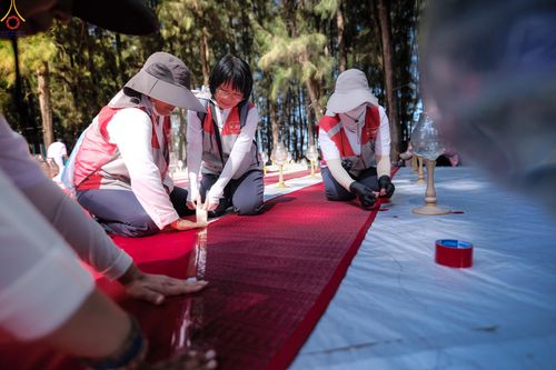 ภาพ No.296183:ภาพเบื้องหลังอาสาสมัครรวมใจ ชุดที่ 2 ในโครงการธรรมยาตรา กตัญญูบูชา มหาปูชนียาจารย์ พระมงคลเทพมุนี(สด จนฺทสโร) พระผู้ปราบมาร อนุสรณ์สถาน 7 แห่ง ปีที่ 14