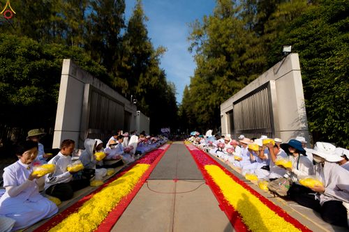 ภาพ No.287486:วันที่ 3 มกราคม พ.ศ. 2569 พิธีต้อนรับพระธรรมยาตรา ในโครงการธรรมยาตรา กตัญญูบูชา มหาปูชนียาจารย์ พระมงคลเทพมุนี(สด จนฺทสโร) พระผู้ปราบมาร อนุสรณ์สถาน 7 แห่ง ปีที่ 14 ณ อนุสรณ์สถานมหาวิหารพระมงคลเทพมุนี (โลตัสแลนด์) อ.สองพี่น้อง จ.สุพรรณบุรี