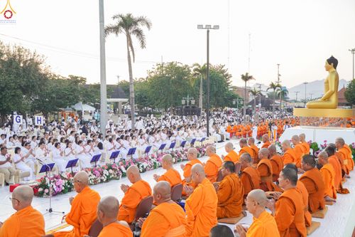 ภาพ No.282591:วันเสาร์ที่ 20 ธันวาคม พ.ศ.2568 พิธีตักบาตรพระ 10,000 รูป (ชุด 2) เนื่องในโอกาส 194 ปี จังหวัดกาญจนบุรี และอุทิศส่วนกุศลให้แด่บรรพชนทั้งหลาย บริเวณถนนสองแคว (Skywalk) เมืองกาญจนบุรี