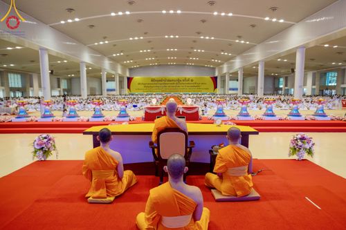 ภาพ No.86259:วันธรรมชัย ปีที่ 55 พิธีทอดผ้าป่ากฐินสมทบครั้งที่1, พิธีเจริญพุทธมนต์ ลูกนิมิตมหาสมบัติฯ พิธีจุดประทีป,พิธีฉลองชัยสวดมนต์บทธัมมจักกัปปวัตนสูตร วันอาทิตย์ที่ 27 สิงหาคม พ.ศ.2566 ณ สภาธรรมกายสากล / มหารัตนวิหารคด วัดพระธรรมกาย