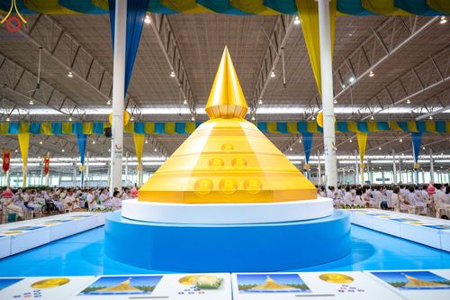 ภาพ No.78918:พิธีตักบาตร ข้าวสารอาหารแห้ง พิธีบูชาข้าวพระ ในวันอาทิตย์ต้นเดือนที่ 2 เมษายน พ.ศ. 2566