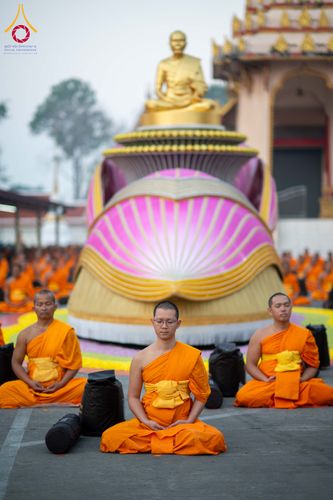 ภาพ No.297285:วันที่ 15 มกราคม พ.ศ.2569 พระธรรมยาตราปฏิบัติธรรมและถ่ายภาพหมู่ประวัติศาสตร์ อนุสรณ์สถานลำดับที่ 4 สถานที่เกิดด้วยกายธรรม  ณ วัดโบสถ์บน ต.บางคูเวียง จ.นนทบุรี ในโครงการธรรมยาตรา กตัญญูบูชา มหาปูชนียาจารย์ พระมงคลเทพมุนี(สด จนฺทสโร) พระผู้ปราบมาร อนุสรณ์ส