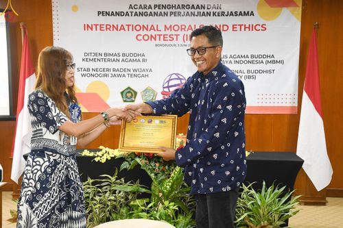 ภาพ No.82207:พิธีมอบรางวัลเกียรติยศและ การลงนามข้อตกลงความร่วมมือ (MOU)  โครงการสอบแข่งขัน  สอบตอบปัญหามงคลชีวิต 38 ประการ  ระหว่างประเทศ ในวันเสาร์ที่ 3 มิ.ย. พ.ศ.2566 ณ ห้องประชุม อวัทธนะ มหาเจดีย์บุโรพุทโธ ประเทศอินโดนีเซีย