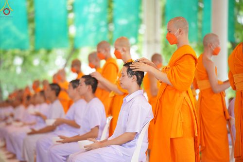 ภาพ No.83566:พิธีตัดปอยผมและปลงผม ในโครงการบรรพชาอุปสมบทหมู่ ธรรมทายาทรุ่นเข้าพรรษา ณ วัดพระธรรมกาย วันอาทิตย์ที่ 16 กรกฎาคม พ.ศ.2566