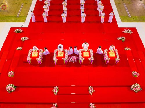 ภาพ No.78991:พิธีวางแผ่นจารึกชื่อ และพิธีวางพวงมาลัยสักการะพระบรมพุทธเจ้า ณ สภาธรรมกายสากล วัดพระธรรมกาย วันที่ 2 เมษายน พ.ศ. 2566