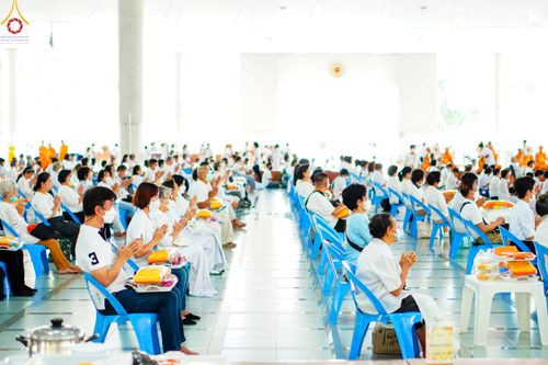 ภาพ No.84021:พิธีบุพเปตพลี ครั้งที่ 137 ร่วมอุทิศบุญกุศลแด่หมู่ญาติที่ล่วงลับไปแล้ว และสืบทอดอายุพระพุทธศาสนา ในวันจันทร์ที่ 17 กรกฎาคม พ.ศ. 2566 ณ หอฉันคุณยายอาจารย์ฯ วัดพระธรรมกาย