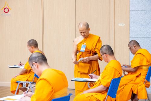 ภาพ No.208902:พระบาทสมเด็จพระเจ้าอยู่หัวทรงพระกรุณาโปรดเกล้าฯ พระราชทานภัตตาหารพระราชทาน แด่พระภิกษุ สามเณร ในการสอบบาลีสนามหลวง ณ วัดพระธรรมกาย วันที่ 22 กุมภาพันธ์ พ.ศ. 2568 ณ วัดพระธรรมกาย อำเภอคลองหลวง จังหวัดปทุมธานี