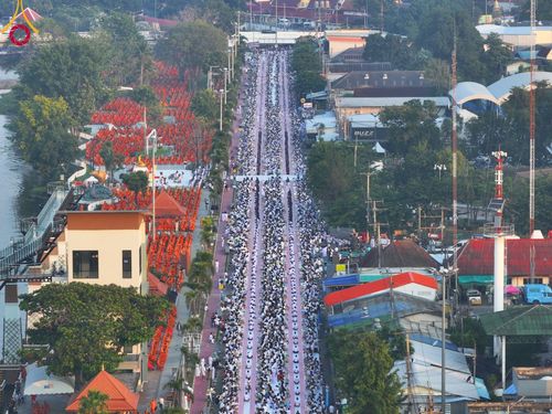 ภาพ No.101937:ตักบาตรพระ 10,000 รูป เติมบุญให้แผ่นดิน เนื่องในโอกาส 192 ปี จังหวัดกาญจนบุรี หนึ่งในโครงการตักบาตรพระ 2,000,000 รูป  77 จังหวัดทุกวัดทั่วไทย วันจันทร์ที่ 11 ธันวาคม พ.ศ. 2566 บริเวณถนนสองแคว (SKY WALK) เมืองกาญจนบุรี