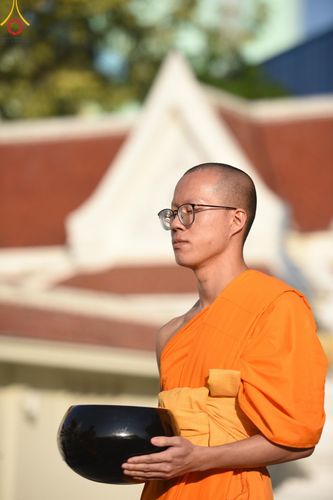 ภาพ No.197756:พิธีตักบาตรพระธรรมยาตรา ณ อนุสรณ์สถานลำดับที่ 4 สถานที่เกิดด้วยกายธรรม วัดโบสถ์(บน) ต.บางคูเวียง จ.นนทบุรี ในโครงการธรรมยาตรา กตัญญูบูชา มหาปูชนียาจารย์ พระมงคลเทพมุนี(สด จนฺทสโร) พระผู้ปราบมาร อนุสรณ์สถาน 7 แห่ง ปีที่ 13 วันที่ 19 มกราคม พ.ศ. 2568