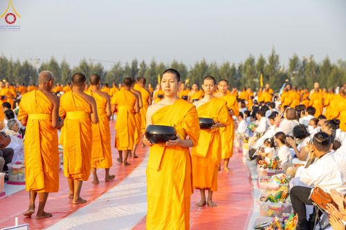 ภาพ No.201145:พิธีตักบาตรพระธรรมยาตรา ณ อนุสรณ์สถานลำดับที่ 5 สถานที่เผยแผ่วิชชาธรรมกายครั้งแรก อนุสรณ์สถานบางปลา วัดบางปลา อำเภอบางเลน จังหวัดนครปฐม ในโครงการธรรมยาตรา กตัญญูบูชา มหาปูชนียาจารย์ พระมงคลเทพมุนี(สด จนฺทสโร) พระผู้ปราบมาร อนุสรณ์สถาน 7 แห่ง ปีที่ 13