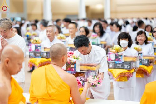 ภาพ No.145353:พิธีถวายผ้าอาบน้ำฝนและประทีปโคมไฟ ณ สภาธรรมกายสากล วัดพระธรรมกาย วันเสาร์ที่ 20 กรกฎาคม พ.ศ. 2567