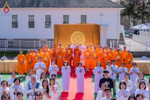 ภาพ No.62496:คณะศิษยานุศิษย์รวมใจสถาปนาและสมโภช ธรรมจักร เพื่ออัญเชิญประดิษฐาน ณ ยอดอุโบสถ 80 ปี หลวงพ่อธัมมชโย วัดพระธรรมกายนิวเจอร์ซี ประเทศสหรัฐอเมริกา  วันอาทิตย์ที่ 7 เมษายน พ.ศ. 2567