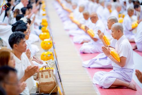 ภาพ No.217067:วันเสาร์ที่ 12 เมษายน พ.ศ. 2568 พิธีเวียนประทักษิณรอบพระมหาธรรมกายเจดีย์  พิธีวันทาเจดีย์ พิธีขอขมาและมอบผ้าไตร ในโครงการอุปสมบทหมู่ บูชาธรรมหลวงพ่อธัมมชโย, โครงการธรรมทายาท ระดับอุดมศึกษา รุ่นที่ 52 ,  โครงการบวชพระนานาชาติ AEC & WAB CEO รุ่นที่ 4 , ณ ว