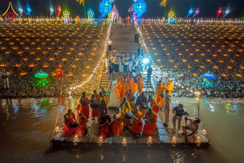 ภาพ No.266219:วันพุธที่ 5 พฤศจิกายน พ.ศ. 2568 (วันพระ ขึ้น 15 ค่ำ เดือน 12) พิธีจุดประทีปโคมลาน, โคมลอย และลอยกระทง ถวายประทีปเป็นพุทธบูชา สร้างความสว่างไสวให้กับแผ่นดินด้วยแสงธรรม ณ พุทธอุทยานนานาชาติ จังหวัดหนองคาย