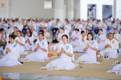 ภาพ No.229796:วันที่ 25 มิถุนายน พ.ศ. 2568 (แรม 15 ค่ำ เดือน 7) พิธีบุพเปตพลี ครั้งที่ 166 ร่วมอุทิศบุญแด่หมู่ญาติที่ล่วงลับไปแล้ว และสืบทอดอายุพระพุทธศาสนา ณ หอฉันคุณยายอาจารย์ฯ วัดพระธรรมกาย