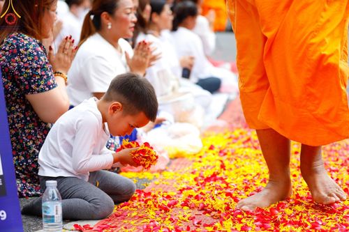 ภาพ No.128315:พิธีอัญเชิญพระบรมสารีริกธาตุ " ใจกลางเมืองนครหาดใหญ่ " เพื่อประดิษฐาน ณ มหารัตนเจดีย์สิริปทุมสวรรค์ (เจดีย์อริยพุทธะ 5 พระองค์) ศูนย์ปฏิบัติธรรมภาคใต้ อ.บางกล่ำ จ.สงขลา  วันที่ 9 มีนาคม พ.ศ.2567 (ชุดที่ 1)