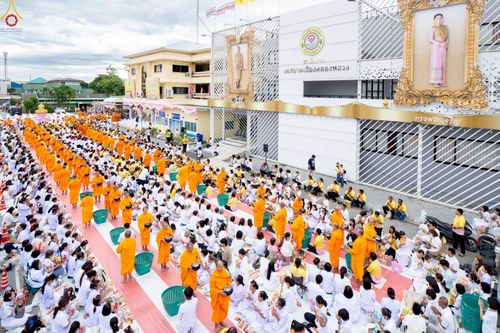 ภาพ No.242004:วันอาทิตย์ที่ 31 สิงหาคม พ.ศ. 2568 พิธีทำบุญแด่คณะสงฆ์ 122 รูป ฉลอง 121 ปี อำเภอคลองหลวง จ.ปทุมธานี เพื่อนำส่งช่วยเหลือคณะสงฆ์ 323 วัด 4 จังหวัดชายแดนภาคใต้ และช่วยเหลือประชาชนจากเหตุปะทะ แนวชายแดนไทย-กัมพูชา ณ บริเวณหน้าที่ว่าการอำเภอคลองหลวง 