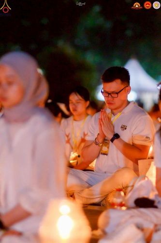 ภาพ No.224596:วันจันทร์ที่ 12 พฤษภาคม พ.ศ. 2568  ชาวพุทธในอินโดนีเซีย ร่วมฉลองวิสาขบูชาจุดประทีปกว่า 200,000 ดวง ณ พระมหาเจดีย์บรมพุทโธ  เจริญพุทธมนต์ถวาย “พระวชิรเกล้าเจ้าอยู่หัว”