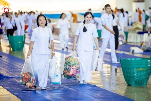 ภาพ No.223459:วันวิสาขบูชา วันอาทิตย์ที่ 11 พฤษภาคม พ.ศ. 2568 พิธีตักบาตร และปฎิบัติธรรม ณ สภาธรรมกายสากล วัดพระธรรมกาย