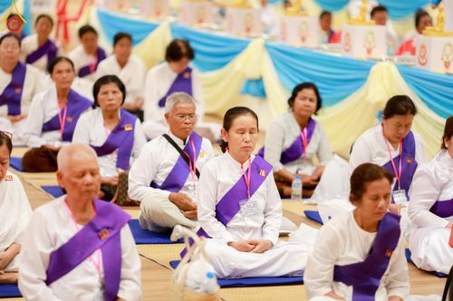 ภาพ No.60435:การต้อนรับพระสังฆาธิการ 10,000 กว่าวัดทั่วประเทศ พิธีมอบปัจจัยช่วยเหลือครู 4 จังหวัดชายแดนภาคใต้ พิธีปฏิบัติธรรม ในวันคุ้มครองโลก วันจันทร์ที่ 22 เมษายน พ.ศ.2567 ณ วัดพระธรรมกาย จ.ปทุมธานี