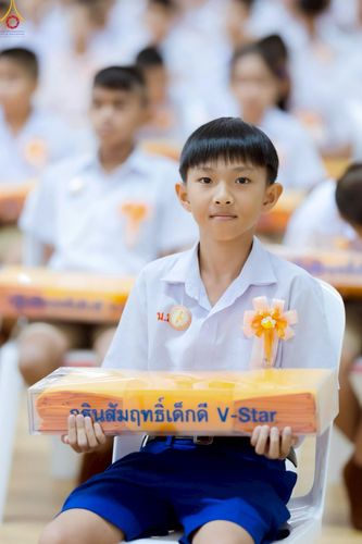 ภาพ No.246035:วันเสาร์ที่ 13 กันยายน พ.ศ. 2568 พิธีมอบผ้าไตรประธานกฐินสัมฤทธิ์เด็กดี V-Star ณ สภาธรรมกายสากล วัดพระธรรมกาย