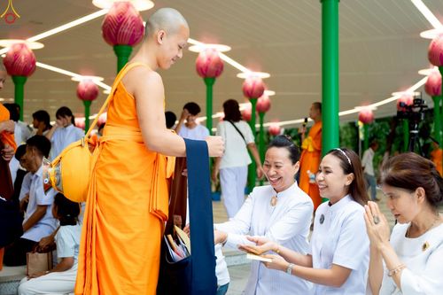 ภาพ No.227818:วันเสาร์ที่ 31 พฤษภาคม พ.ศ.2568 พิธีถวายผ้าไตรแด่สามเณรผู้เข้ารับการอุปสมบท , พิธีอุปสมบทสามเณรเตรียม DCI วัดพระธรรมกาย จ.ปทุมธานี