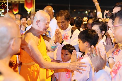 ภาพ No.125133:พิธีเวียนประทักษิณและจุดมาฆประทีป (ชุดที่ 2) ในวันมาฆบูชา เสาร์ที่ 24 กุมภาพันธ์ พ.ศ. 2567 ณ พระมหาธรรมกายเจดีย์ วัดพระธรรมกาย