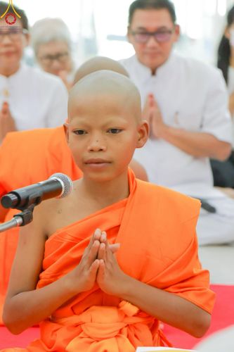 ภาพ No.216305:วันเสาร์ที่ 5 เมษายน พ.ศ. 2568 พิธีตัดปอยผม พิธีขอขมาผู้ปกครอง พิธีขอขมามอบผ้าไตร พิธีบรรพชา พิธีถวายบาตรสามเณร ณ ศูนย์ปฏิบัติธรรมและศูนย์อบรมเยาวชนเพชรบุรี ต.ท่าแลง อ.ท่ายาง จ.เพชรบุรี