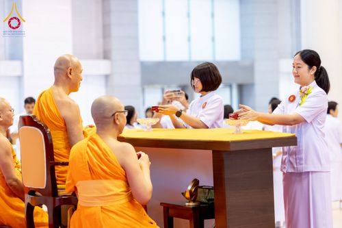 ภาพ No.264412:วันอาทิตย์ที่ 2 พฤศจิกายน พ.ศ. 2568 พิธีบูชาข้าวพระ ณ สภาธรรมกายสากล วัดพระธรรมกาย