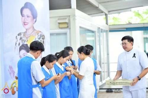 ภาพ No.267678:วันที่ 7 พฤศจิกายน พ.ศ. 2568 พสกนิกรอำเภอคลองหลวง รวมใจบำเพ็ญกุศลปัณรสมวาร (15 วัน) อุทิศถวายเป็นพระราชกุศลแด่ “สมเด็จพระพันปีหลวง” ณ วัดพระธรรมกาย