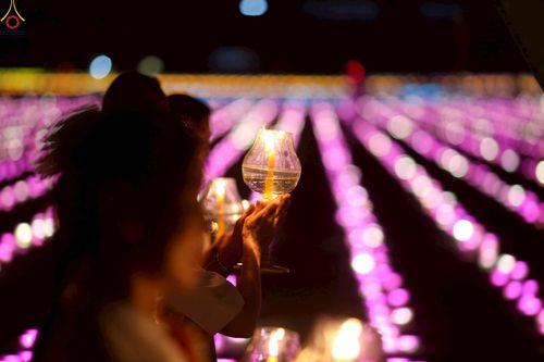 ภาพ No.224080:วันวิสาขบูชา วันอาทิตย์ที่ 11 พฤษภาคม พ.ศ. 2568 พิธีจุดวิสาขประทีป ,  พิธีเวียนประทักษิณรอบพระมหาธรรมกายเจดีย์ , พิธีฉลองชัยสวดมนต์บทธัมมจักกัปปวัตตนสูตร ครบ 7,357,000,000 จบ ณ มหารัตนวิหารคด วัดพระธรรมกาย