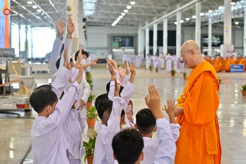 ภาพ No.89555:พิธีตักบาตร ข้าวสารอาหารแห้ง พิธีบูชาข้าวพระ และพิธีจุดเทียนใจ ไฟนิรันดร์  อนันตชัย ณ สภาธรรมกายสากล วัดพระธรรมกาย วันอาทิตย์ที่ 1 ตุลาคม พ.ศ. 2566