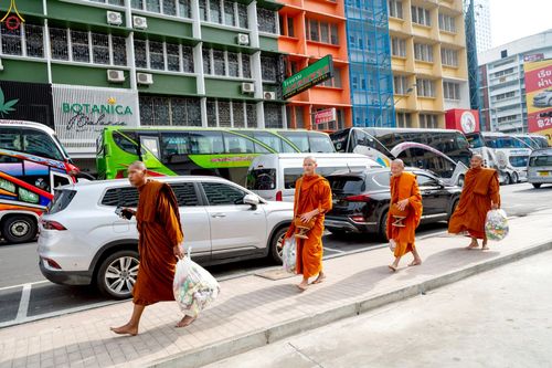 ภาพ No.237177:วันอาทิตย์ที่ 10 สิงหาคม พ.ศ. 2568 มหาสังฆทานครั้งยิ่งใหญ่ ตักบาตรพระ 10,000 รูป ถ.นิพัทธ์อุทิศ 3 ใจกลางนครหาดใหญ่ จ.สงขลา (ชุดที่ 2)