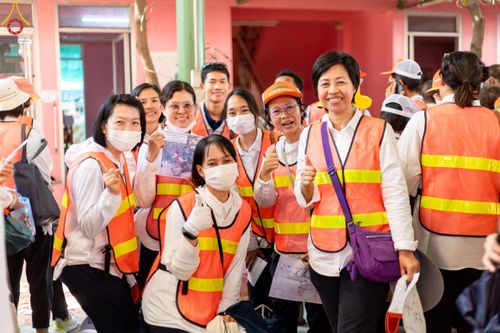 ภาพ No.117070:V.16 เป็นทีม การเตรียมงาน เก็บงาน การรับบุญของเจ้าหน้าที่หน่วยงานต่างๆ เพื่อโครงการธรรมยาตรา กตัญญูบูชามหาปูชนียาจารย์ พระมงคลเทพมุนี (สด จนฺทสโร) พระผู้ปราบมาร อนุสรณ์สถาน 7 แห่ง ปีที่ 12 ระหว่างวันที่ 2 - 31 มกราคม พ.ศ. 2567