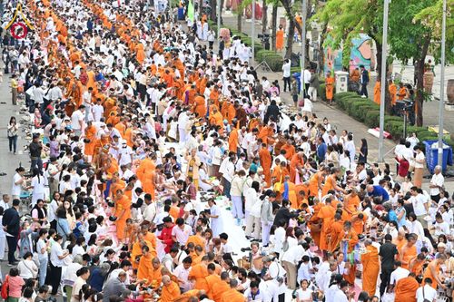 ภาพ No.210395:วันอาทิตย์ที่ 9 มีนาคม พ.ศ. 2568 พ่อเมืองโคราชจัดตักบาตรพระหมื่น ทำบุญเมือง 557 ปี