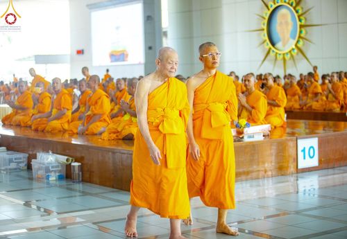 ภาพ No.205800:พิธีสวดพระพุทธมนต์ และถวายภัตตาหารเมนูสวรรค์แด่พระภิกษุ สามเณร วันจันทร์ที่ 3 กุมภาพันธ์ พ.ศ. 2568 ณ หอฉันคุณยายอาจารย์ฯ วัดพระธรรมกาย